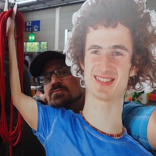Adam Ondra nás přivítal na stánku Tendonu. Kromě něj i tři velice zajímavé novinky v lanech.