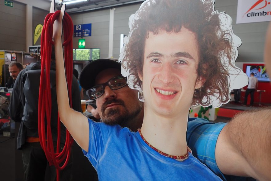 Adam Ondra nás přivítal na stánku Tendonu. Kromě něj i tři velice zajímavé novinky v lanech.