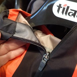 Detailní pohled na YKK Integra na bundě TILAK. Jde o zipovou spirálu přímo slaminovanou z třívrstvým gore-texem.