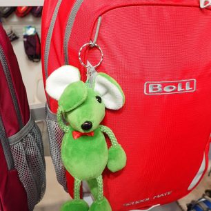 Boll. Já už se na ty prohnutá dětská záda nemohla dívat.