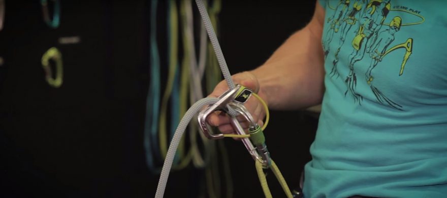 Edelrid JUL2 překlapovací metoda spouštění.