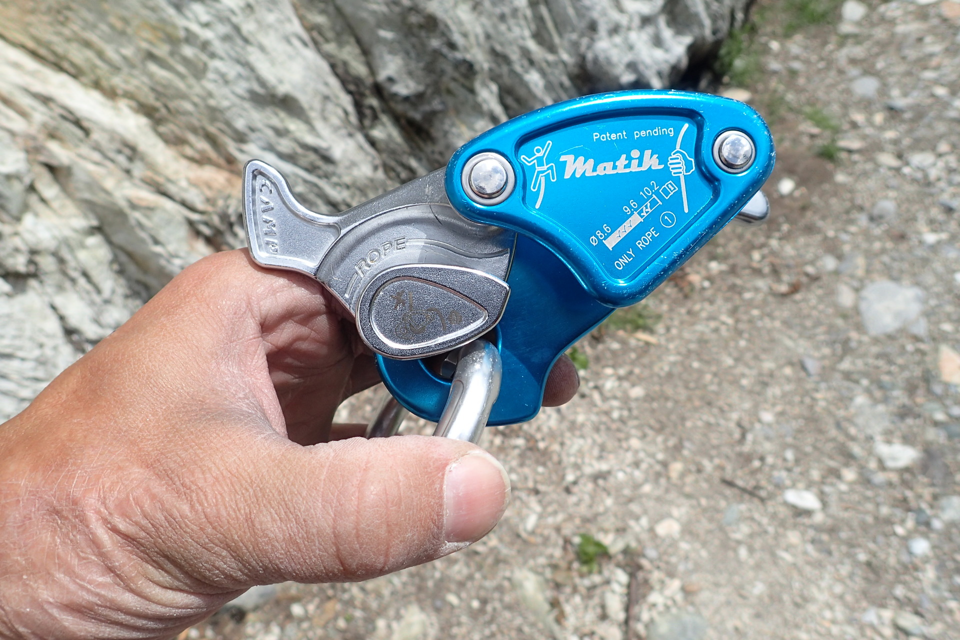 Pokus o procvaknutí karabiny při úplném vyklopení vačky bylo neúspěšné. Opět další bezpečnostní prvek navíc.