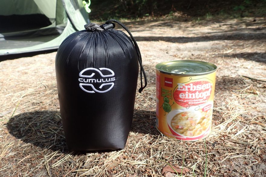 Porovnání velikosti sbaleného spacáku Cumulus Magic 125 s německým eintopfem.
