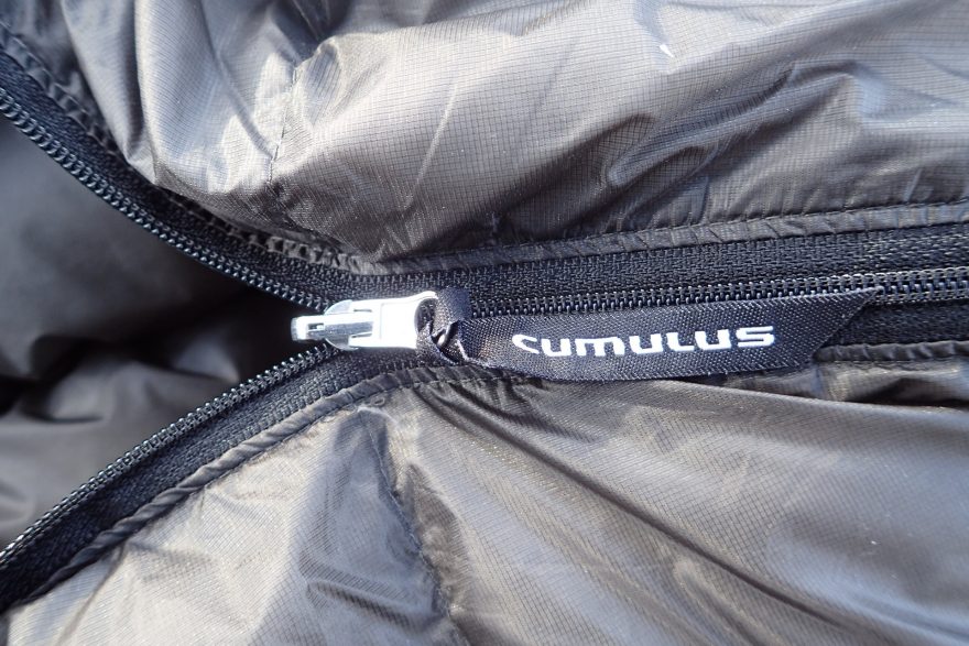 Použití kvalitního YKK spirálového zipu s textilním táhlem Cumulus.