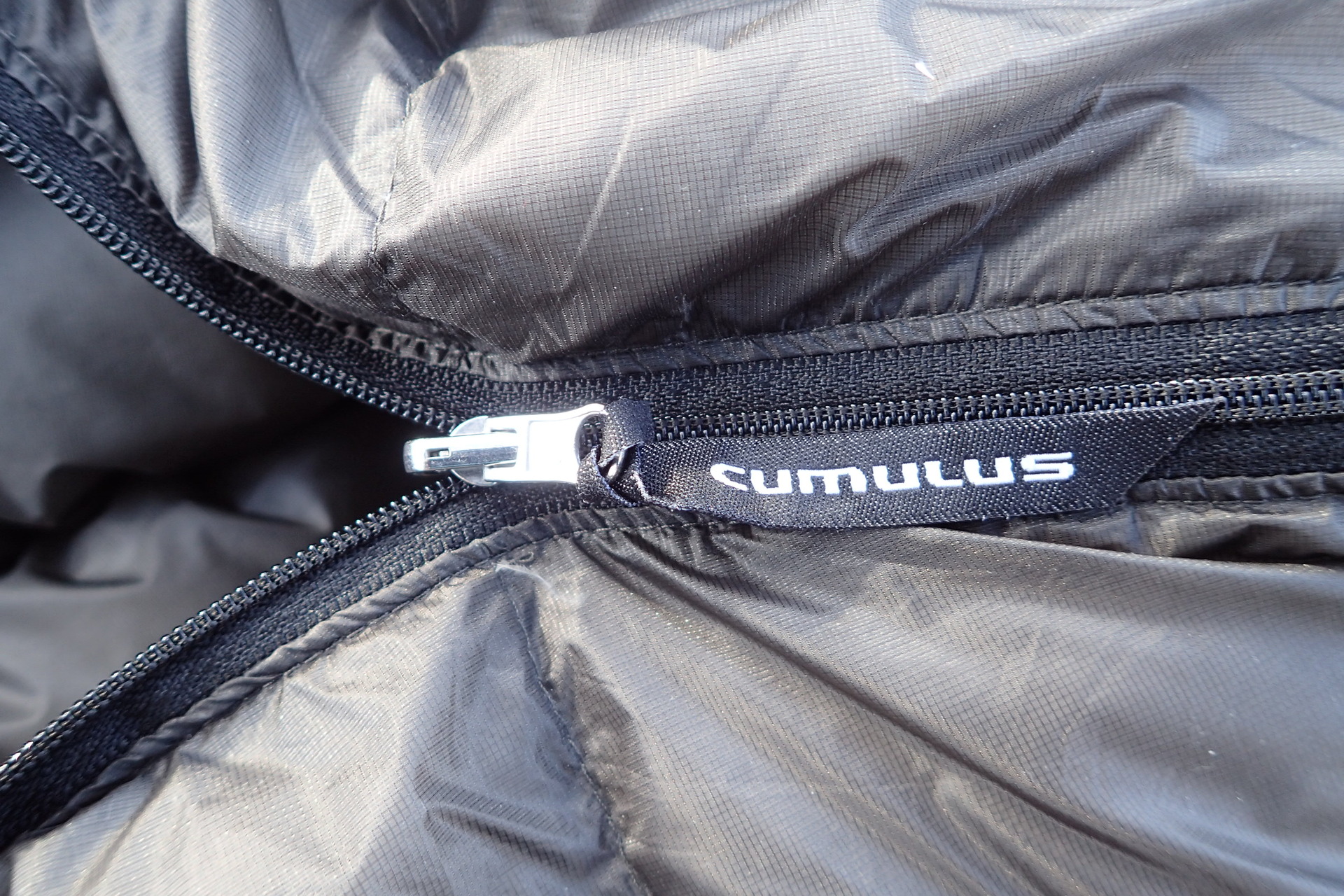 Použití kvalitního YKK spirálového zipu s textilním táhlem Cumulus.