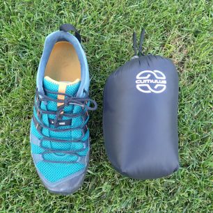 Spacák Cumulus Magic 125 ve sbaleném kompresním obalu v porovnání s botou vel. 42.