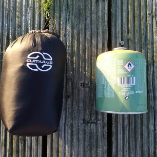 Srovnání spacáku Cumulus Magic 125 s plynovou kartuší 440g netto.