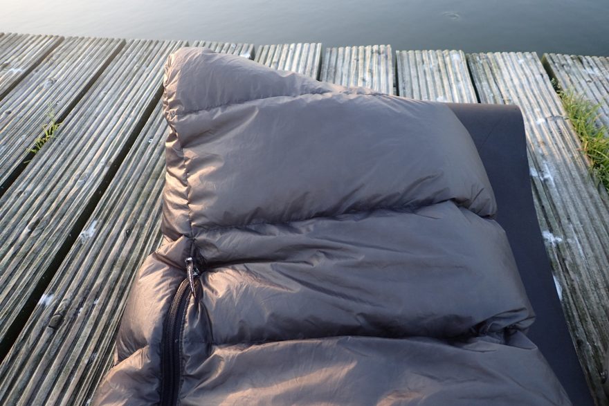 Ukončení zipu u spacáku Cumulus Magic 125 v nožní části.