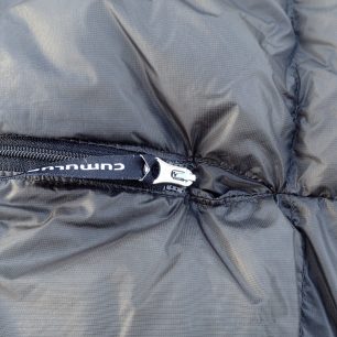 Zakončení zipu v nožní časti u spacáku Cumulus Magic 125 je řešeno jednoduchým klínem.