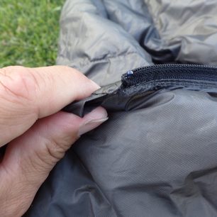 Zakončení zipu YKK a tunýlku na stažení spacáku Cumulus Magic 125.