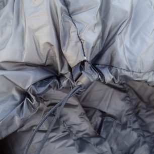 Zatažení spacáku pomocí malé samosvorky a pružné tkanice Jednoduché a vyzkoušené.