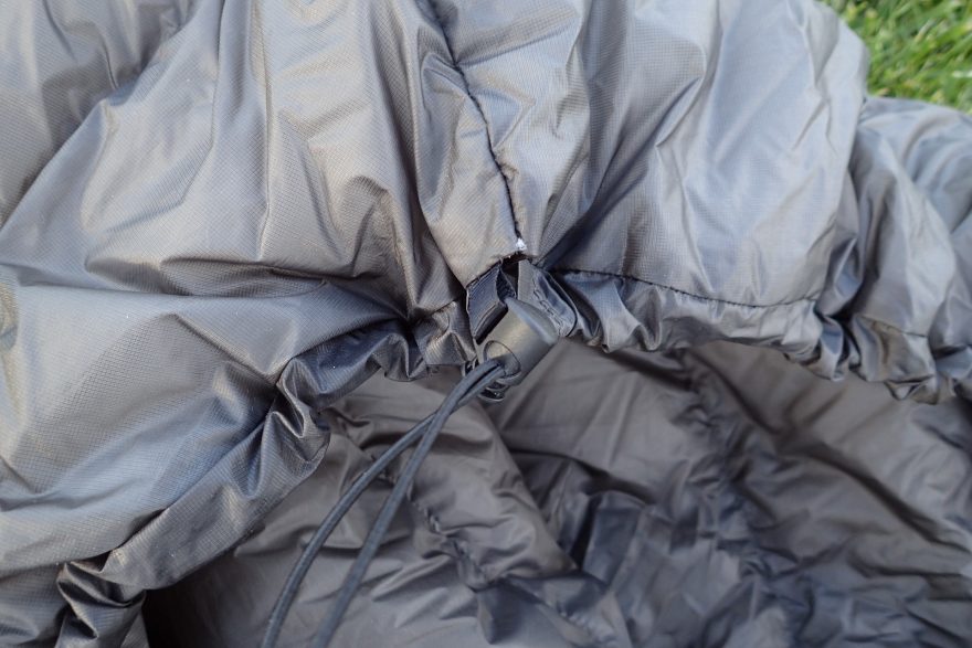 Zatažení spacáku pomocí malé samosvorky a pružné tkanice Jednoduché a vyzkoušené.