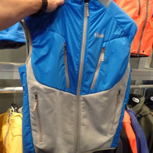 TILAK. Zateplovací vesta se spoustou kapes.