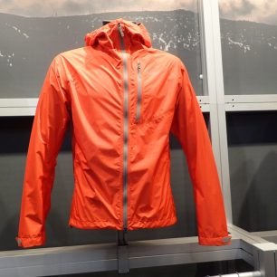 TILAK umí šít a používat i lehké materiály.