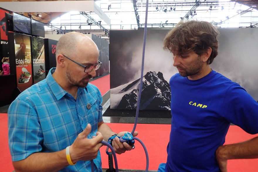 CAMP Tester Vojtěch Dvořák debatuje se zástupcem distributora s Karlem Mandíkem o jistítku MATIK a rychlému dávání lana pomocí pistol grifu.