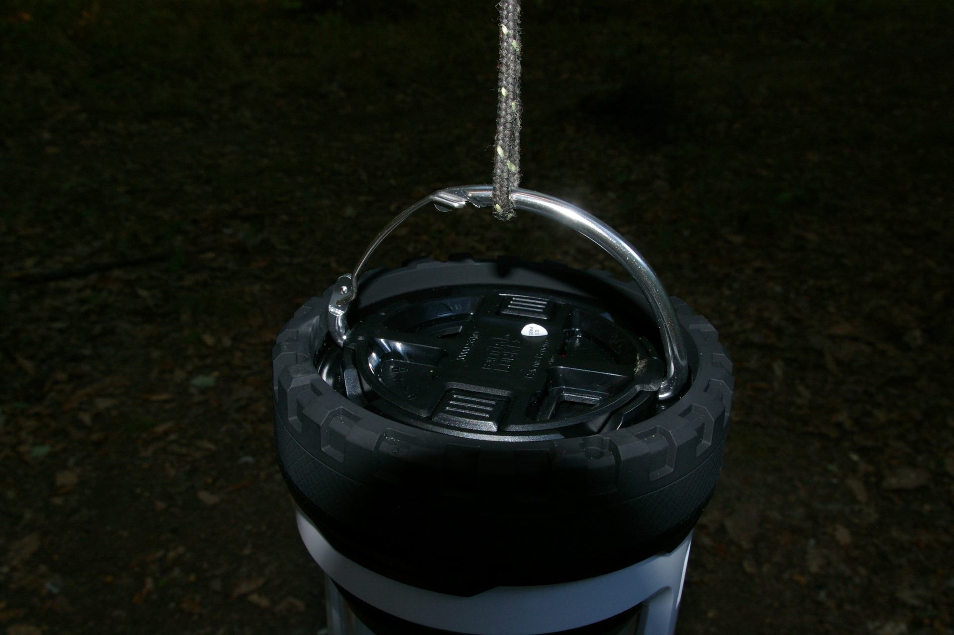 Coleman Twist. Detail zavěšení za spodek rozepínacím držadlem.