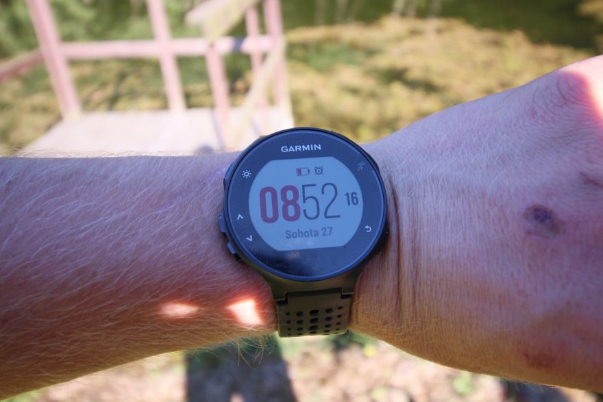 Hlavní obrazovka s přednastavenými digitálními hodinami.