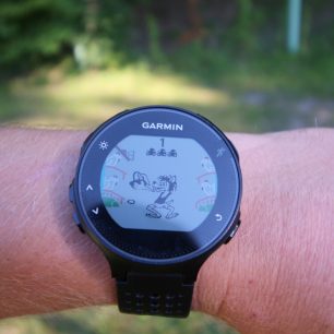 Hodinky mohou sloužit i jako herní konzole s vlkem a vajíčky. Pamatujete na starou elektronickou hru ze Sovětského svazu?