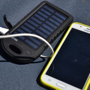 K propojení solární nabíječky Voltcraft a telefonu slouží přiložená USB kabel.