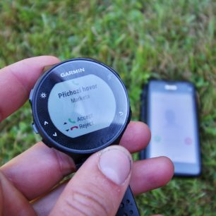 Příjmutí hovoru na hodinkách Garmin Forerunner 235.
