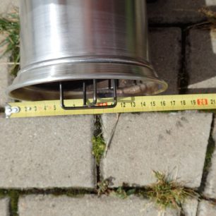 Průměr konvičky Petromax fk1 je cca 16 cm.