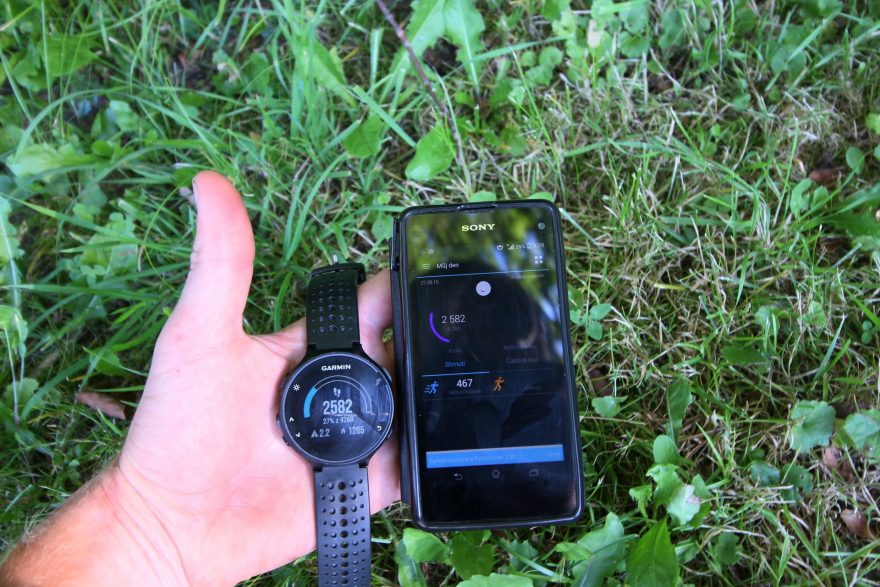 Spárování hodinek Garmin Forerunner 235 s mobilním telefonem.