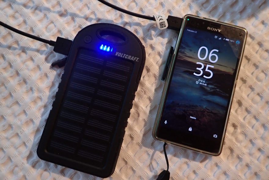 Telefon SONY je nabitý z 10 na 100% a na solární nabíječce zbývá ještě cca 60%. Odhad podle počtu modrých dílku.