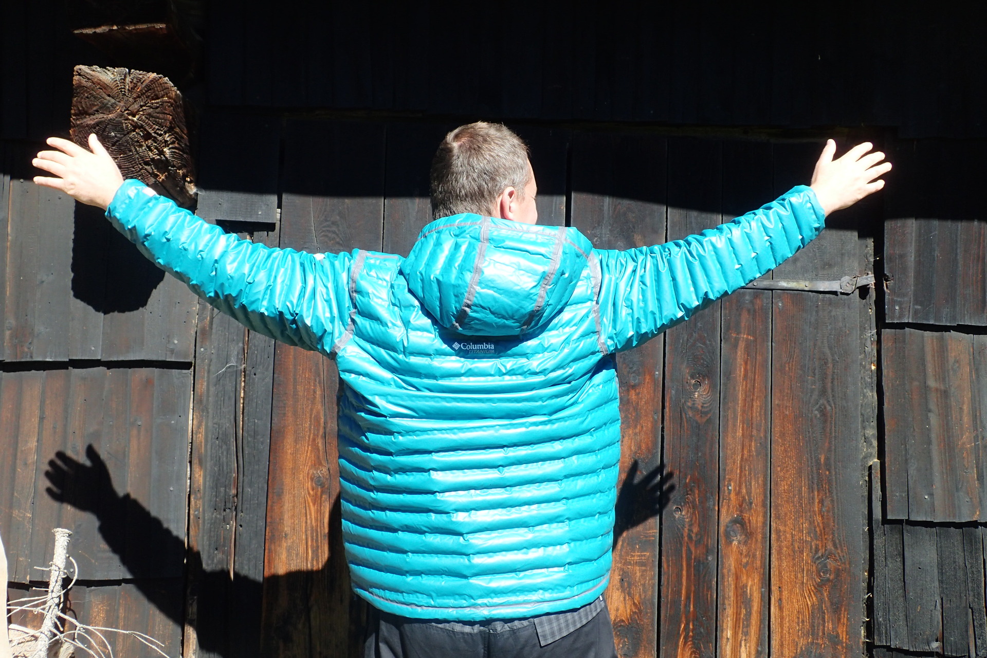 Bunda Columbia OutDry Ex Gold Down Hooded Jacket se vyhrnuje minimálně.