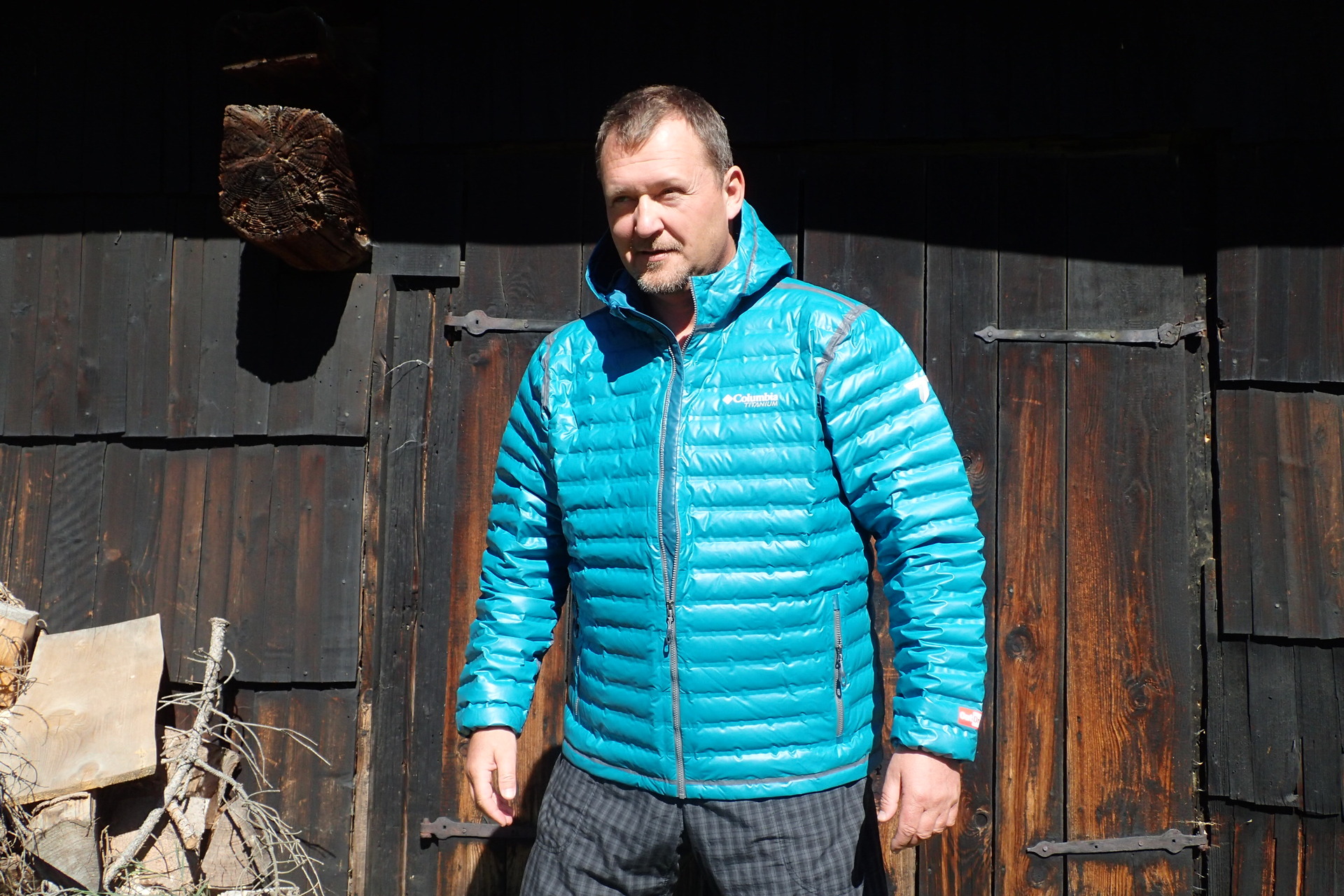 Celkový pohled na bundu Columbia OutDry Ex Gold Down Hooded Jacket a umístění páru kapes.
