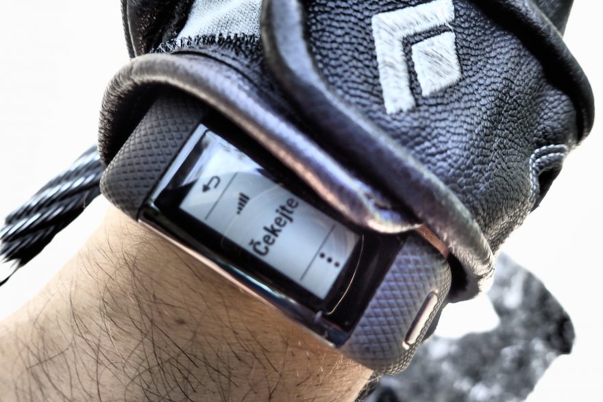 Čekání na GPS signál s náramkem GARMIN Vívosmart HR+.