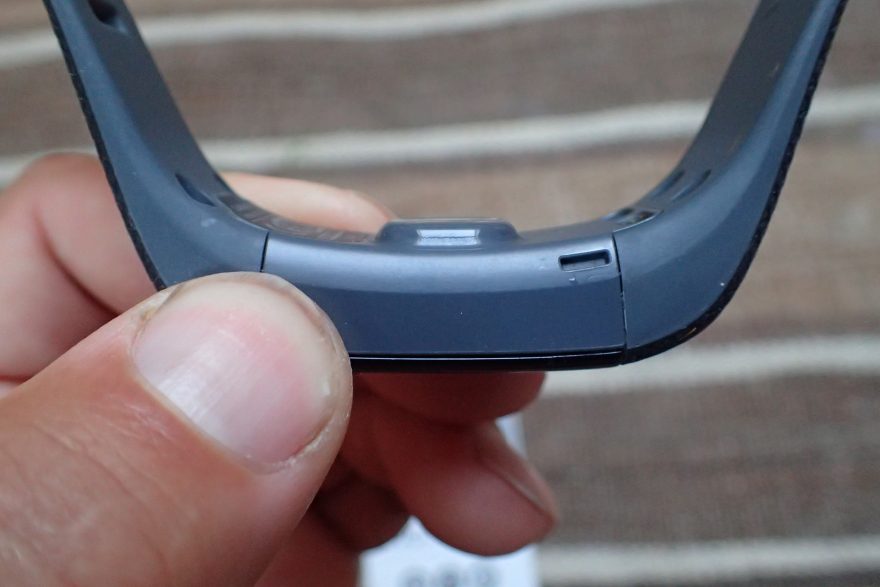 Detail na optický snímač tepové frekvence na náramku GARMIN Vívosmart HR+.