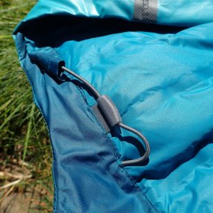 Jednoduché zatahování kapuce pomocí plastového zadrhovadla bez mechanických částí.