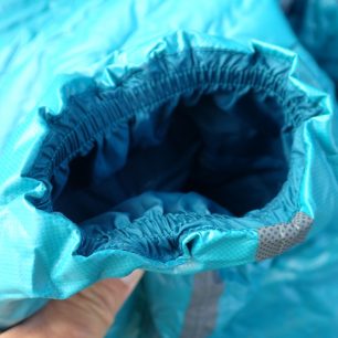 Jednoduše geniální zakončení rukávu tak, aby voděodolná membrána přesahovala přes podšívku.