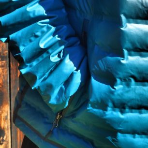 Kapsy se rozepínají směrem dolů s YKK zipy.