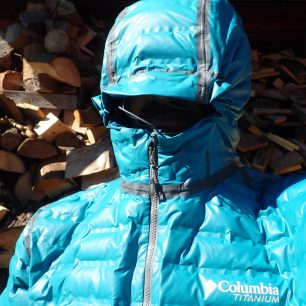 Po zatažení kapuce díky absenci jiného nastavení, vám kapuce sjede přes obličej.