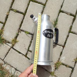 Výška konvičky Petromax fk1 je 25 cm.