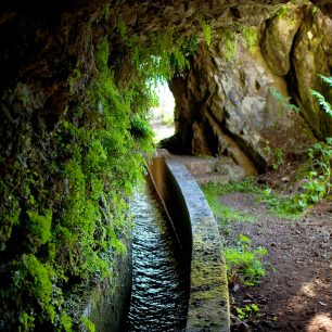 Trasy na Madeiře vedou často podél zavlažovcích kanálů, tzv. levád.