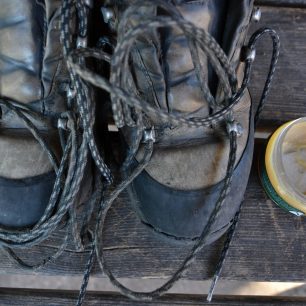 Pozor, správná péče o boty jim může výrazně prodloužit život. Přečtěte si, jak a proč impregnovat.