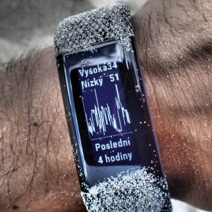 Posunutím na displeji se zobrazí graf s tepovkou za poslední 4 hodin. Vysokou to však neumí zobrazit. Chybí jedno číslo. Ve skutečnosti je to 134.