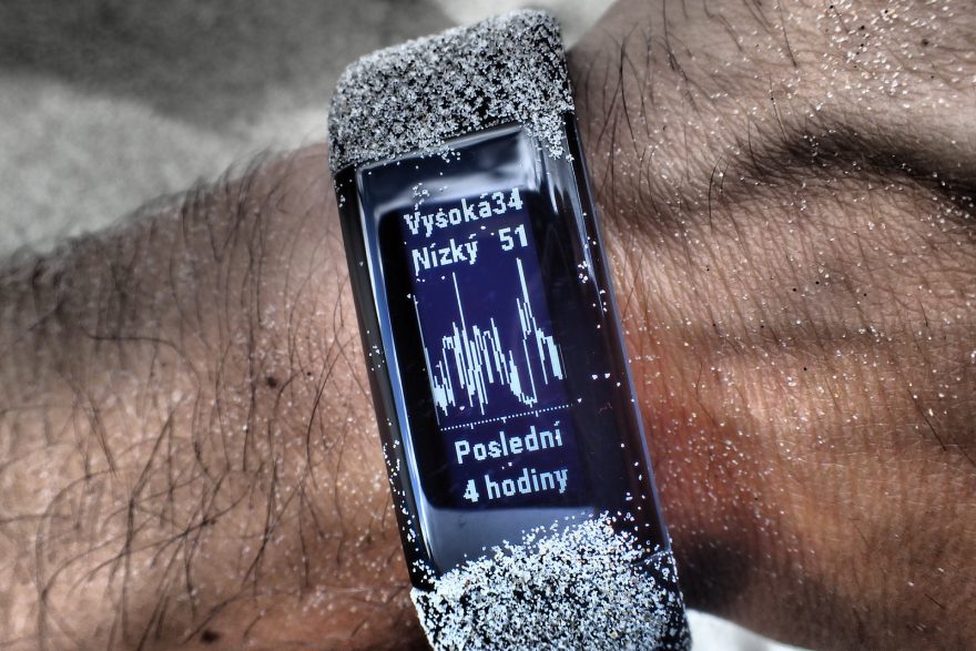 Posunutím na displeji se zobrazí graf s tepovkou za poslední 4 hodin. Vysokou to však neumí zobrazit. Chybí jedno číslo. Ve skutečnosti je to 134.