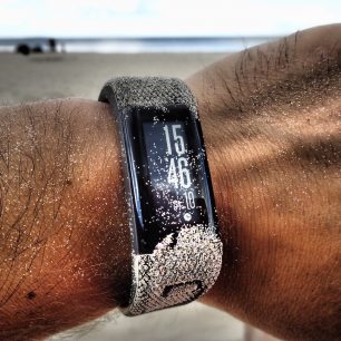 Standardní úvodní obrazovka náramku Vívosmart HR+ s časem, datem a budíkem.