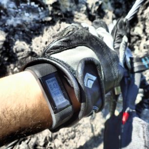 Sto metrů za více než šest minut není nejrychlejší postup, ale na ferratě to tak někdy bývá.