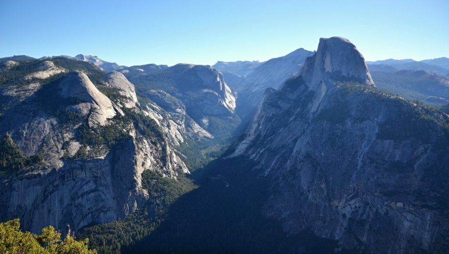 Ikonický pohled z vyhlídky Glacier Point (2199 m) na údolí Yosemite Valley, nad nímž se tyčí majestátní Half Dome.