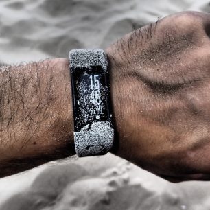 Zatěžkávací test náramku Vívosmart HR+ v písku a v mořské vodě.