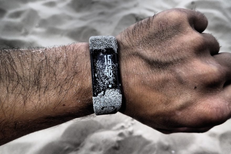 Zatěžkávací test náramku Vívosmart HR+ v písku a v mořské vodě.