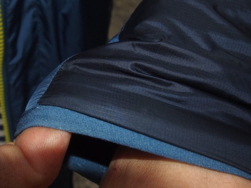 Detail ripstopové tkaniny na rukávu, zakončeném pruženkou. 