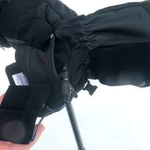 Vyjmutá baterie a propojovací kontektor rukavic 30seven Ski