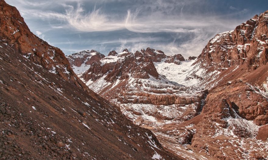 Čtyřtisícový Jebel Toubkal je dominantou Vysokého Atlasu. Jak se leze na čtyřtisícovku v Africe?