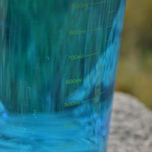 Praktická měrka po boku lahve se hodí pro odměřování vody na instantní jídla na horách.