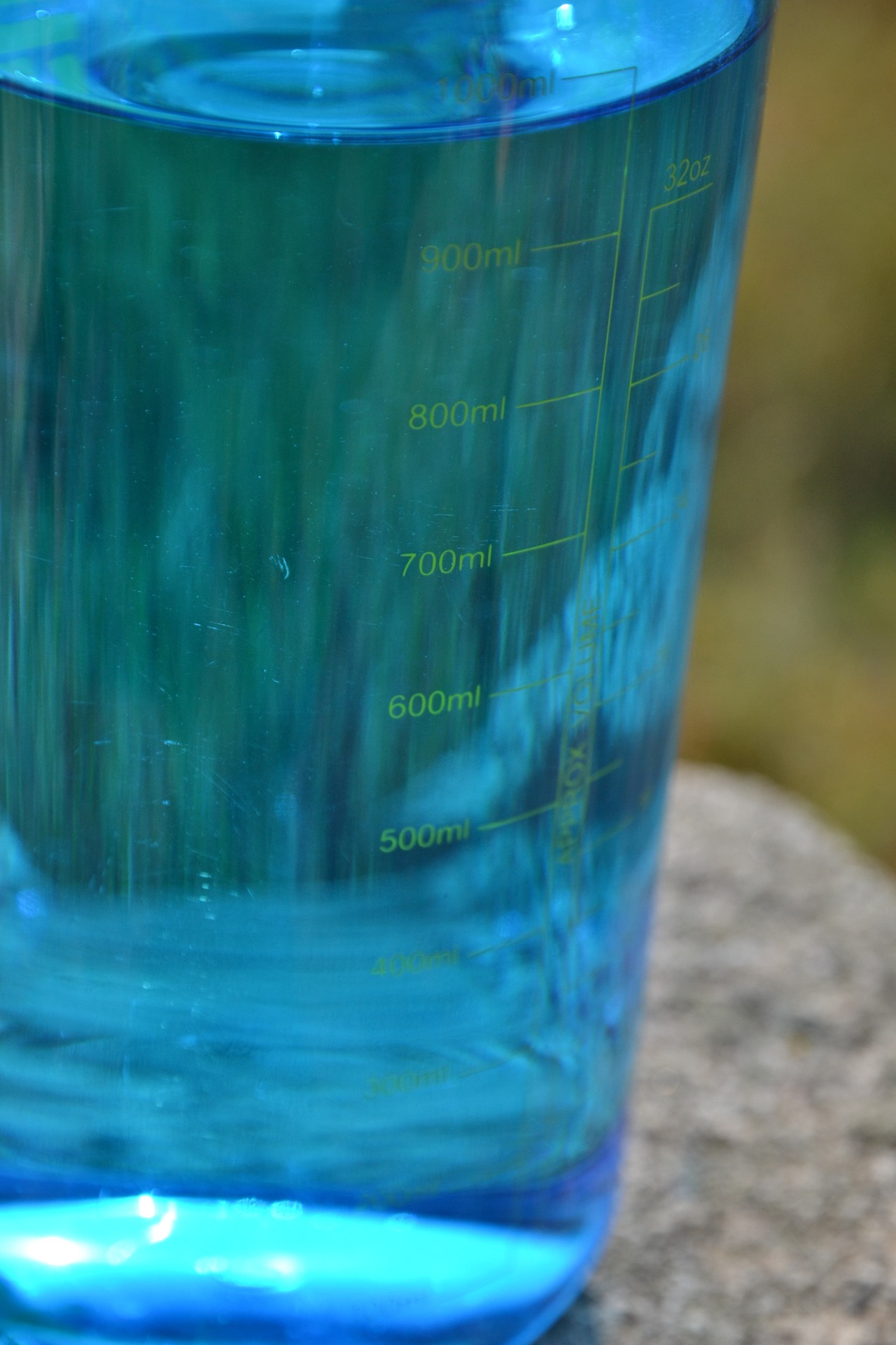 Praktická měrka po boku lahve se hodí pro odměřování vody na instantní jídla na horách.